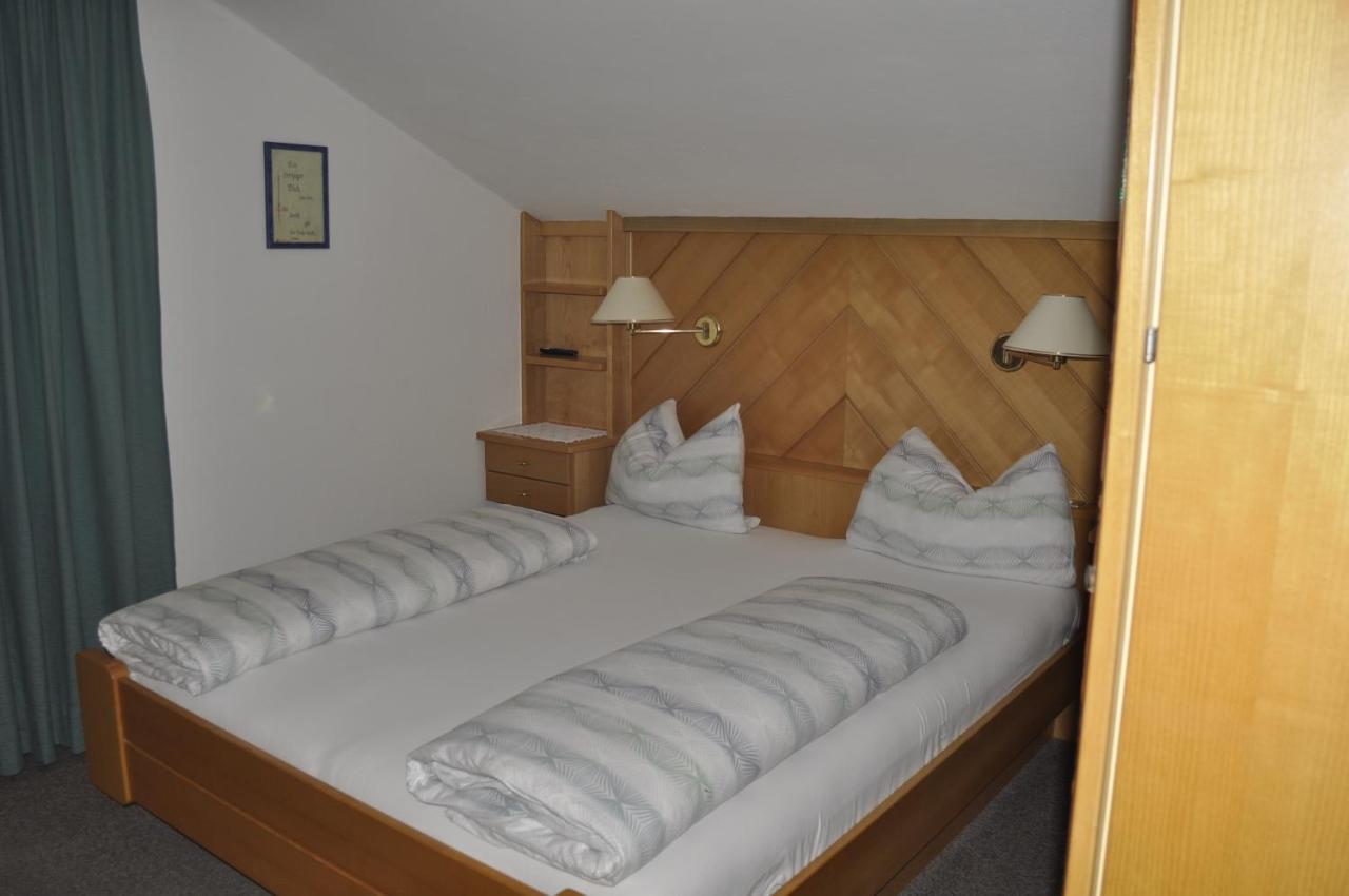Garni Schwarzenstein Hotel กัมโปตูเรส ภายนอก รูปภาพ