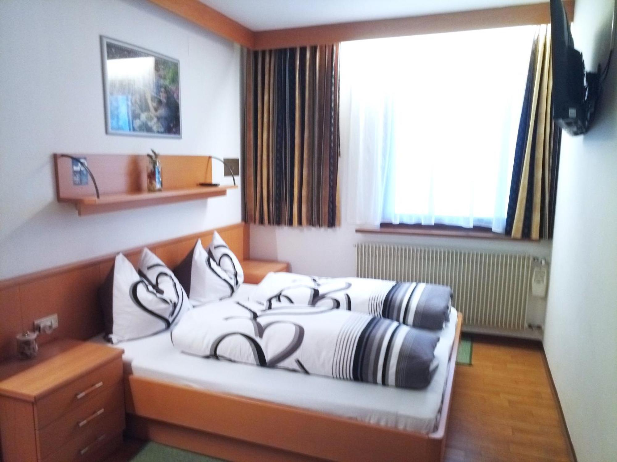 Garni Schwarzenstein Hotel กัมโปตูเรส ภายนอก รูปภาพ